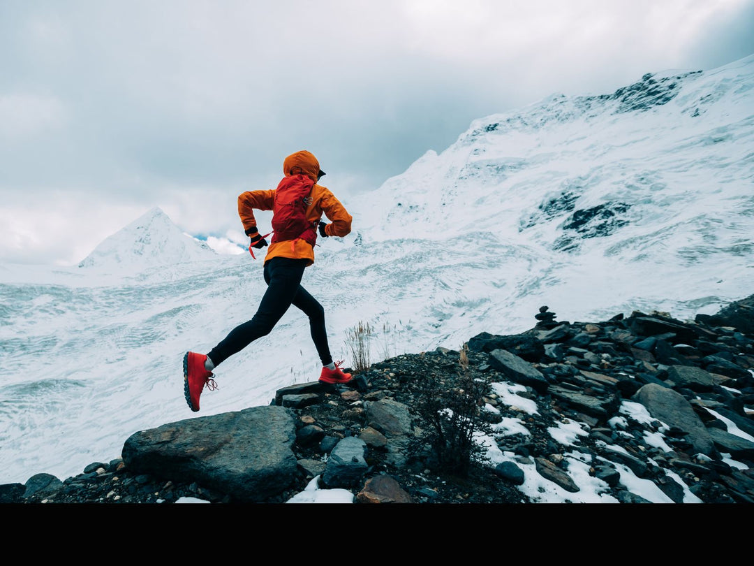 sportif court dans la montagne