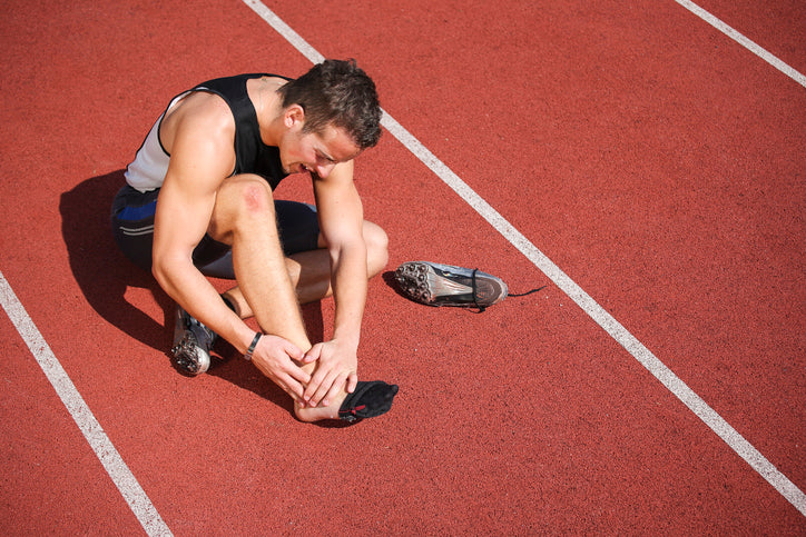 Entorses et foulures en Athlétisme : les bons gestes à adopter à la maison